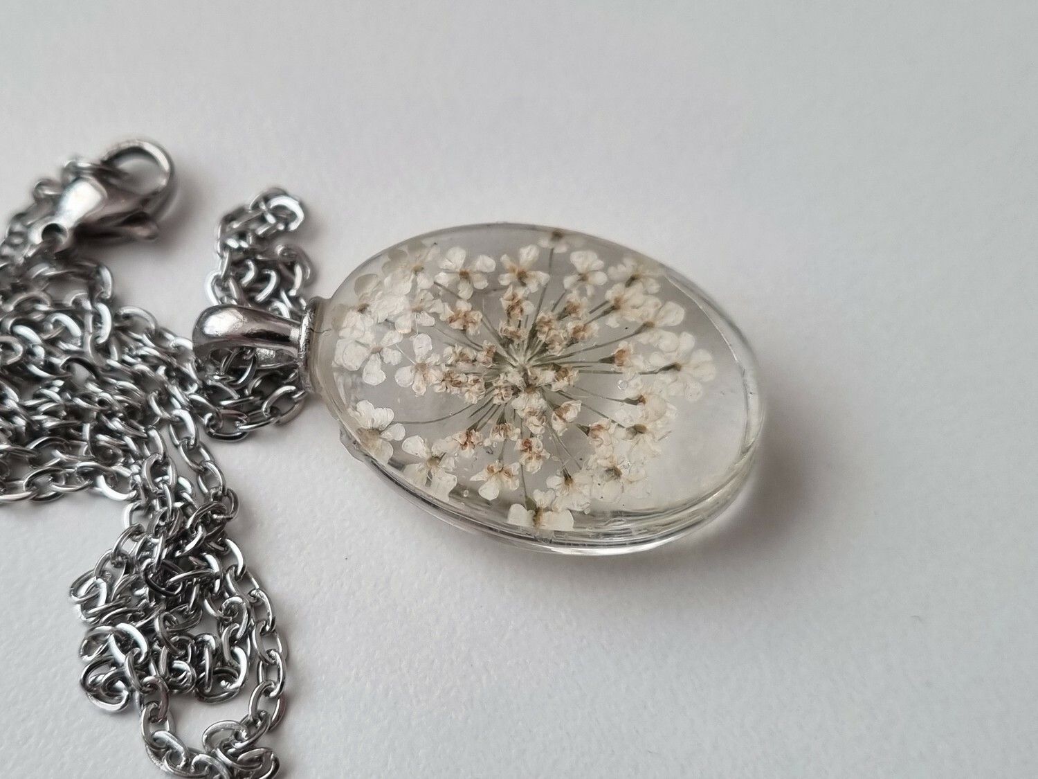Halsband med oval glasberlock (vit)