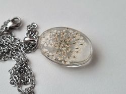 Halsband med oval glasberlock (vit)