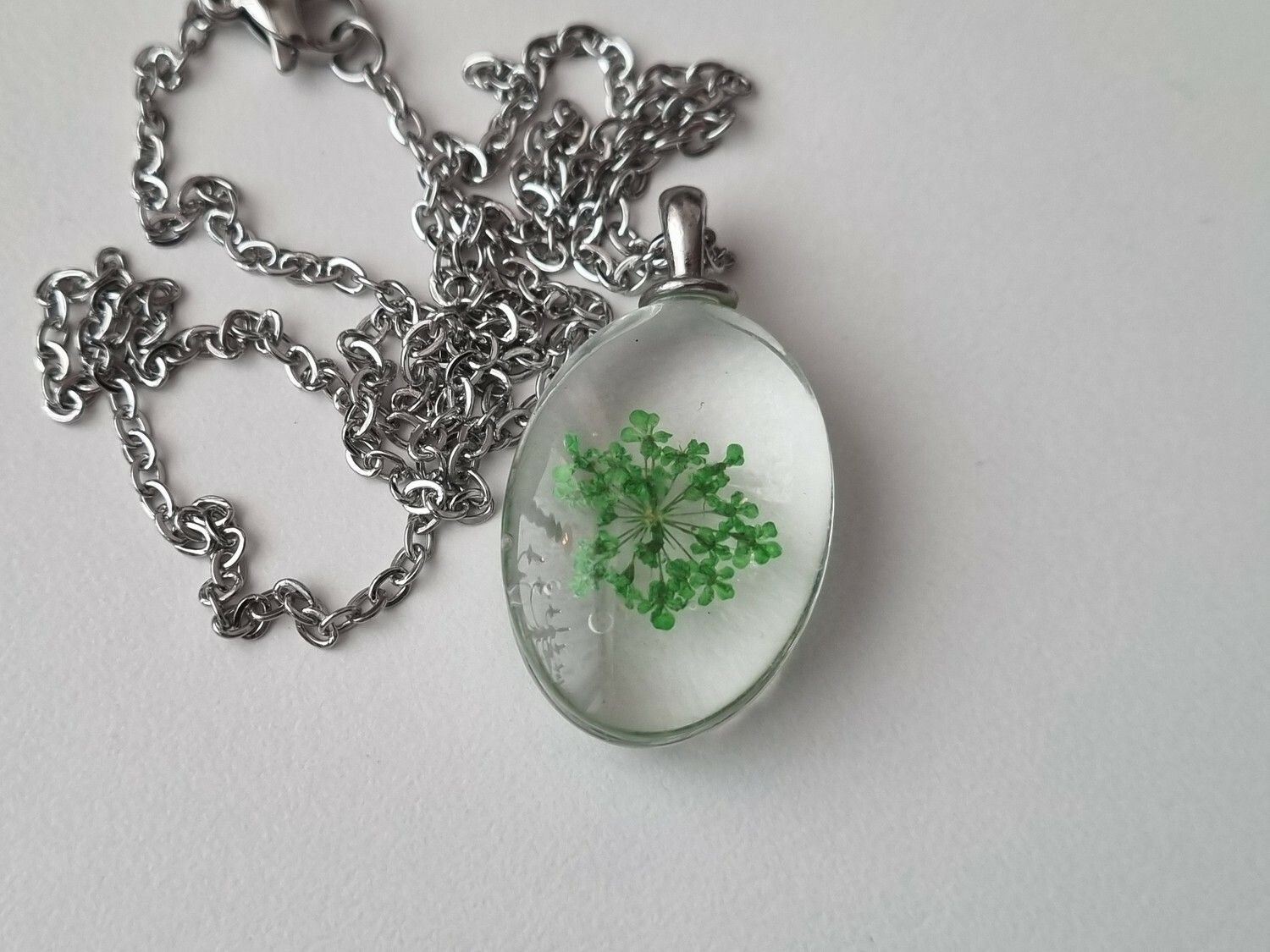 Halsband med oval glasberlock (grön)