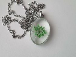 Halsband med oval glasberlock (grön)