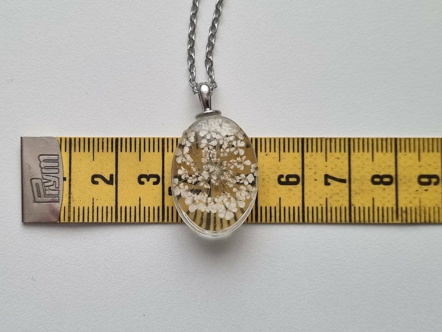 Halsband med oval glasberlock (vit)
