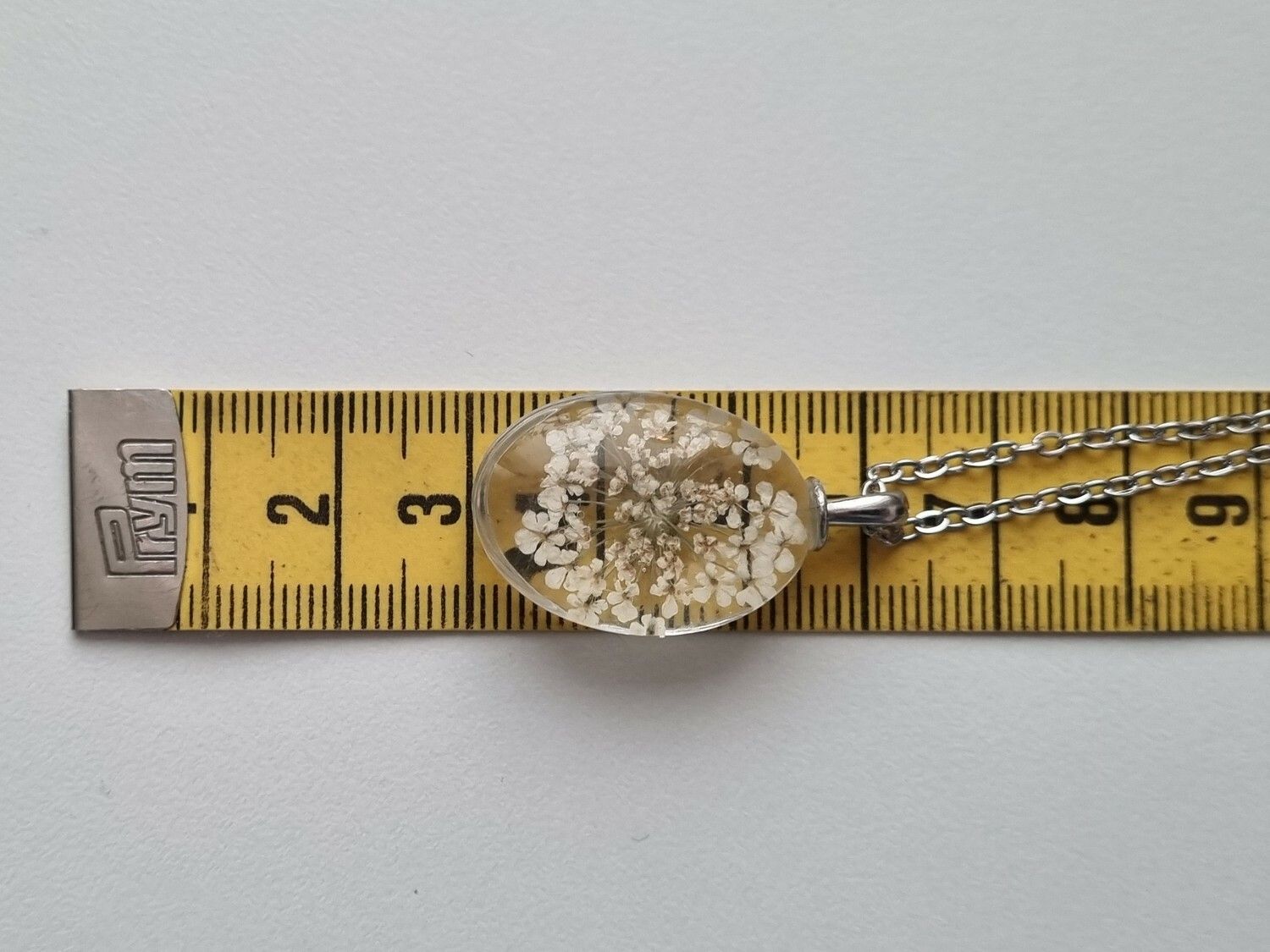 Halsband med oval glasberlock (vit)