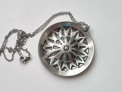 Halsband Sköld, sköldberlock i metall