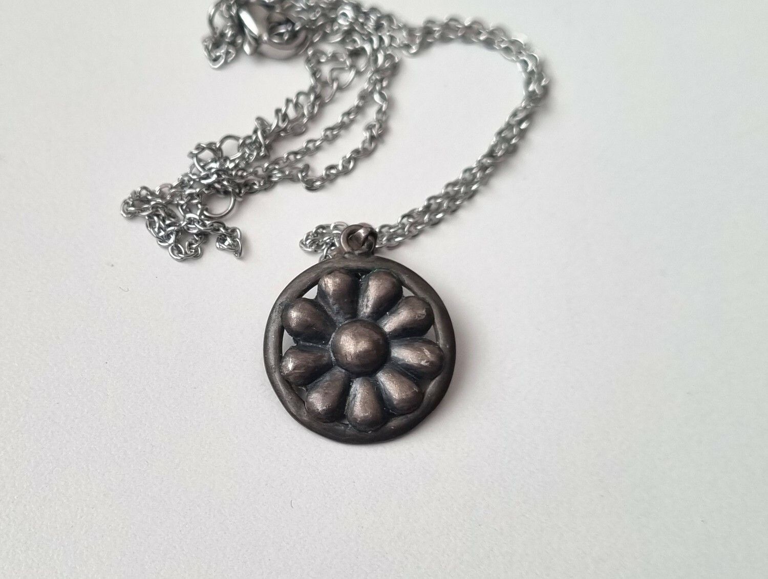 Halsband med liten blomma