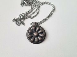 Halsband med liten blomma