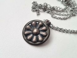 Halsband med liten blomma