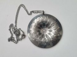 Halsband Sköld, sköldberlock i metall