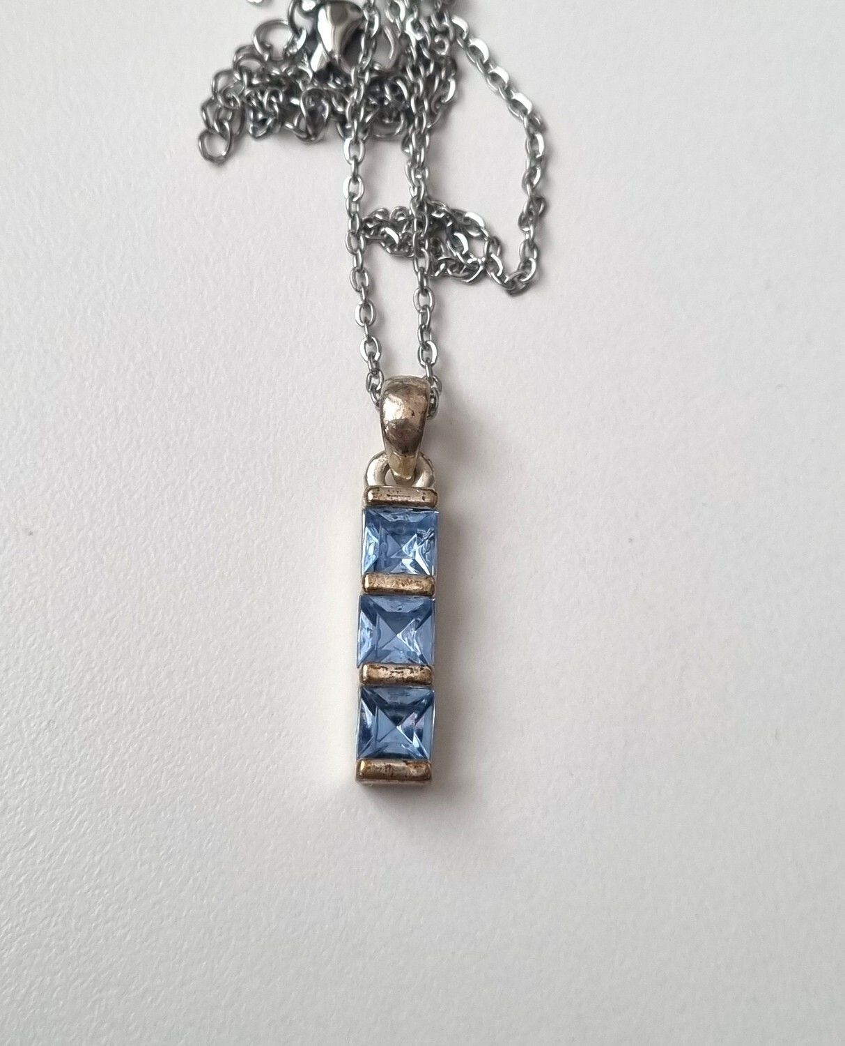 Halsband rektangel med blåa stenar