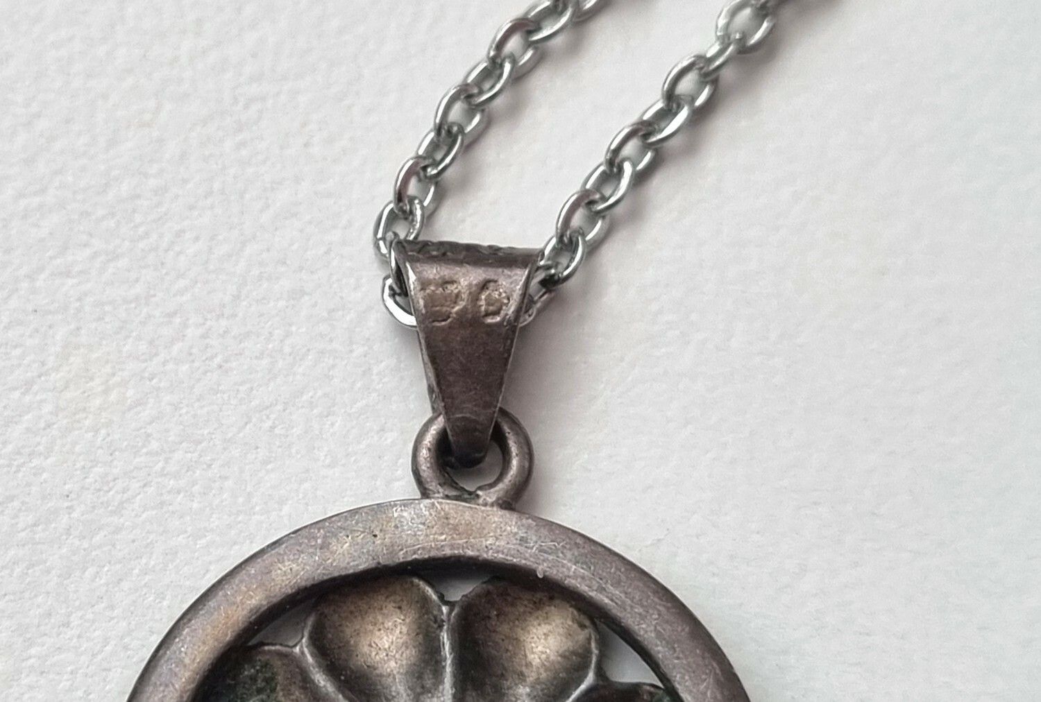 Halsband med liten blomma