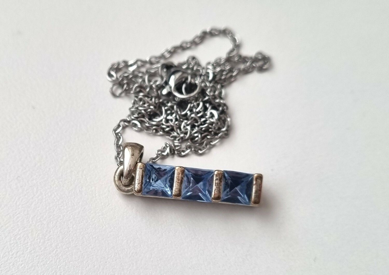 Halsband rektangel med blåa stenar