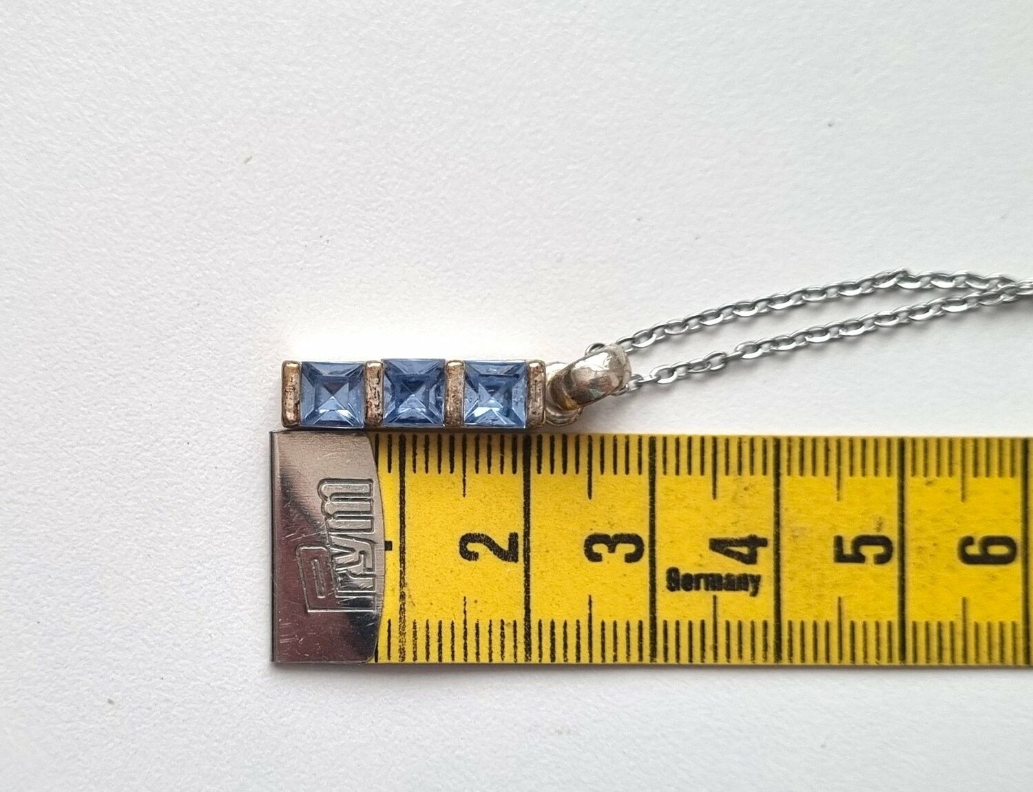 Halsband rektangel med blåa stenar