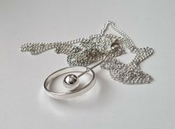 Halsband med fint hängsmycke / berlock