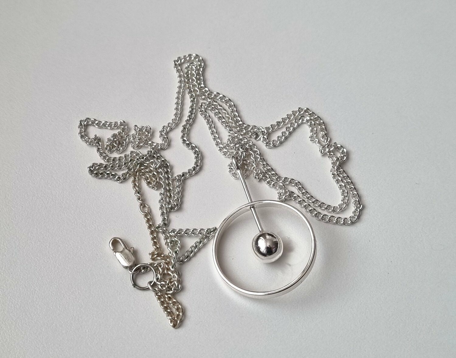 Halsband med fint hängsmycke / berlock