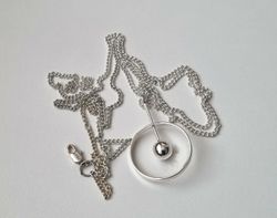 Halsband med fint hängsmycke / berlock