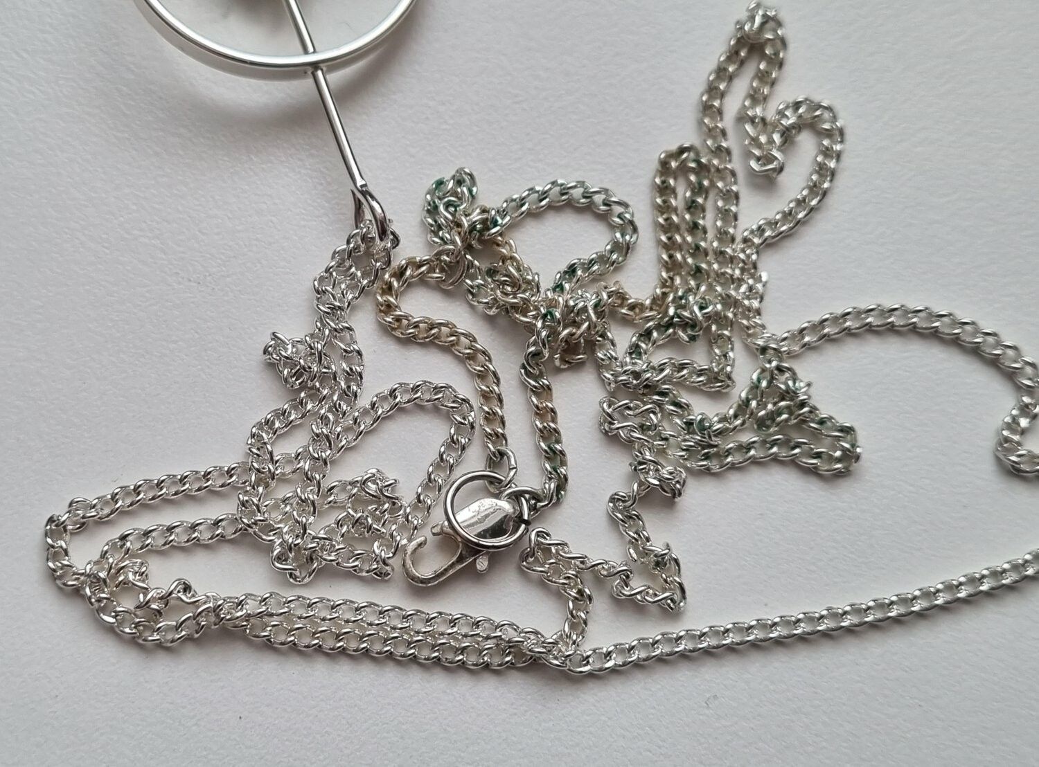 Halsband med fint hängsmycke / berlock