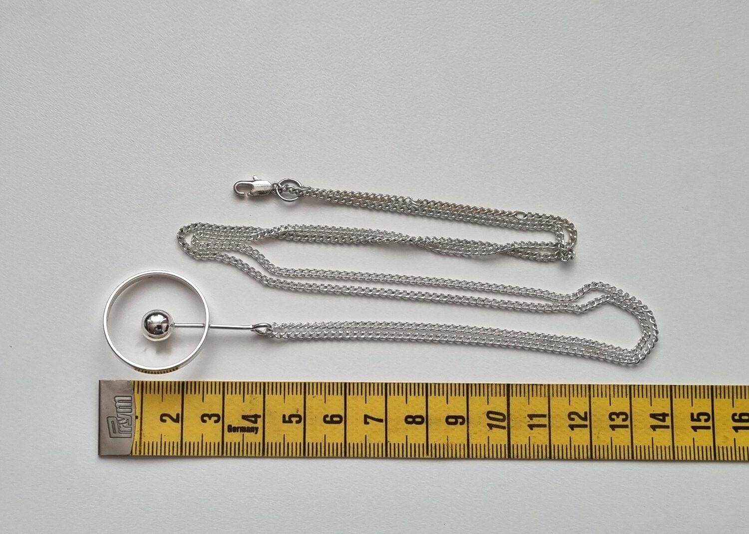 Halsband med fint hängsmycke / berlock