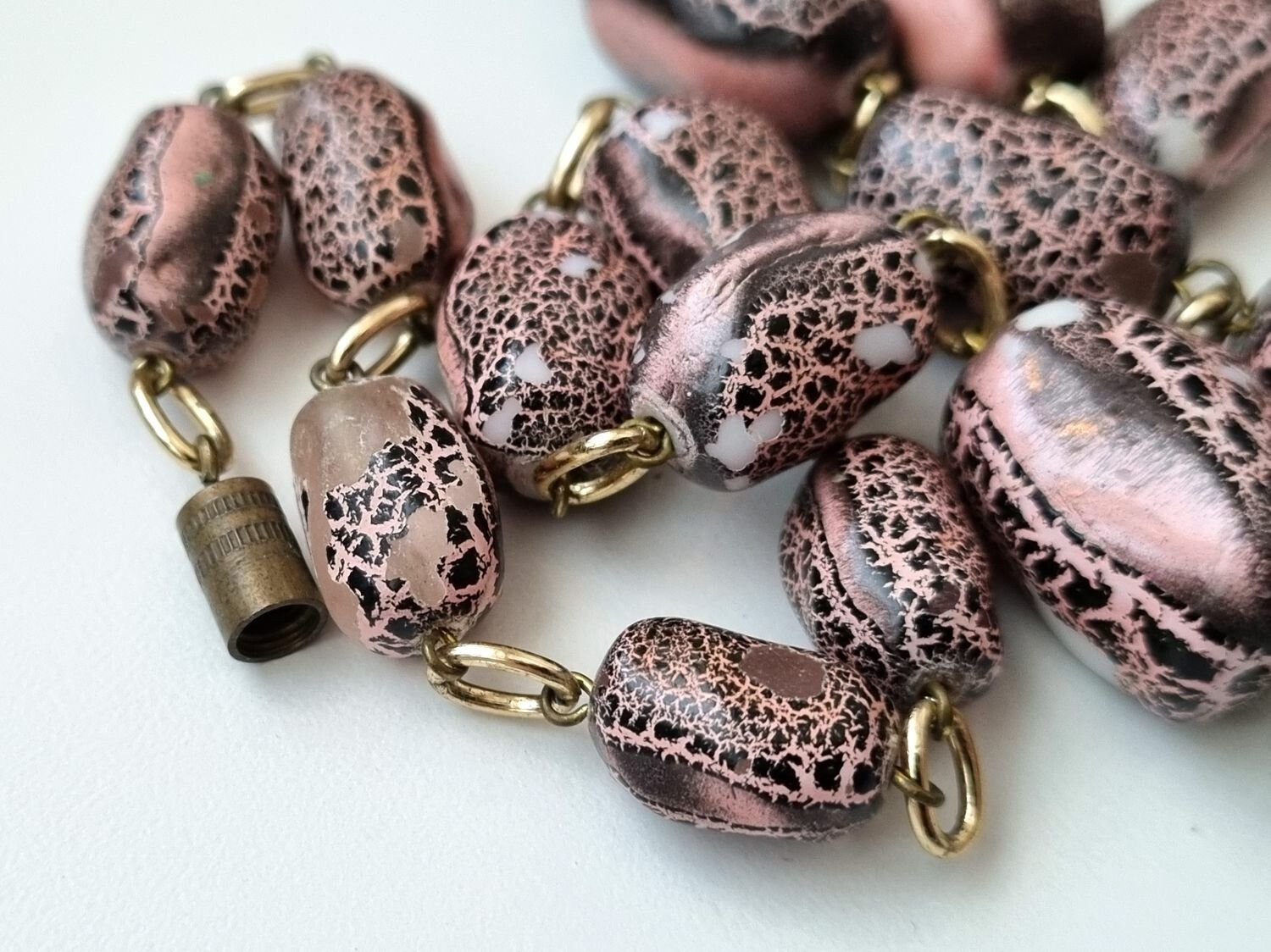Halsband med rosa/svarta pärlor