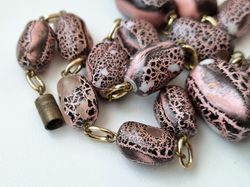 Halsband med rosa/svarta pärlor