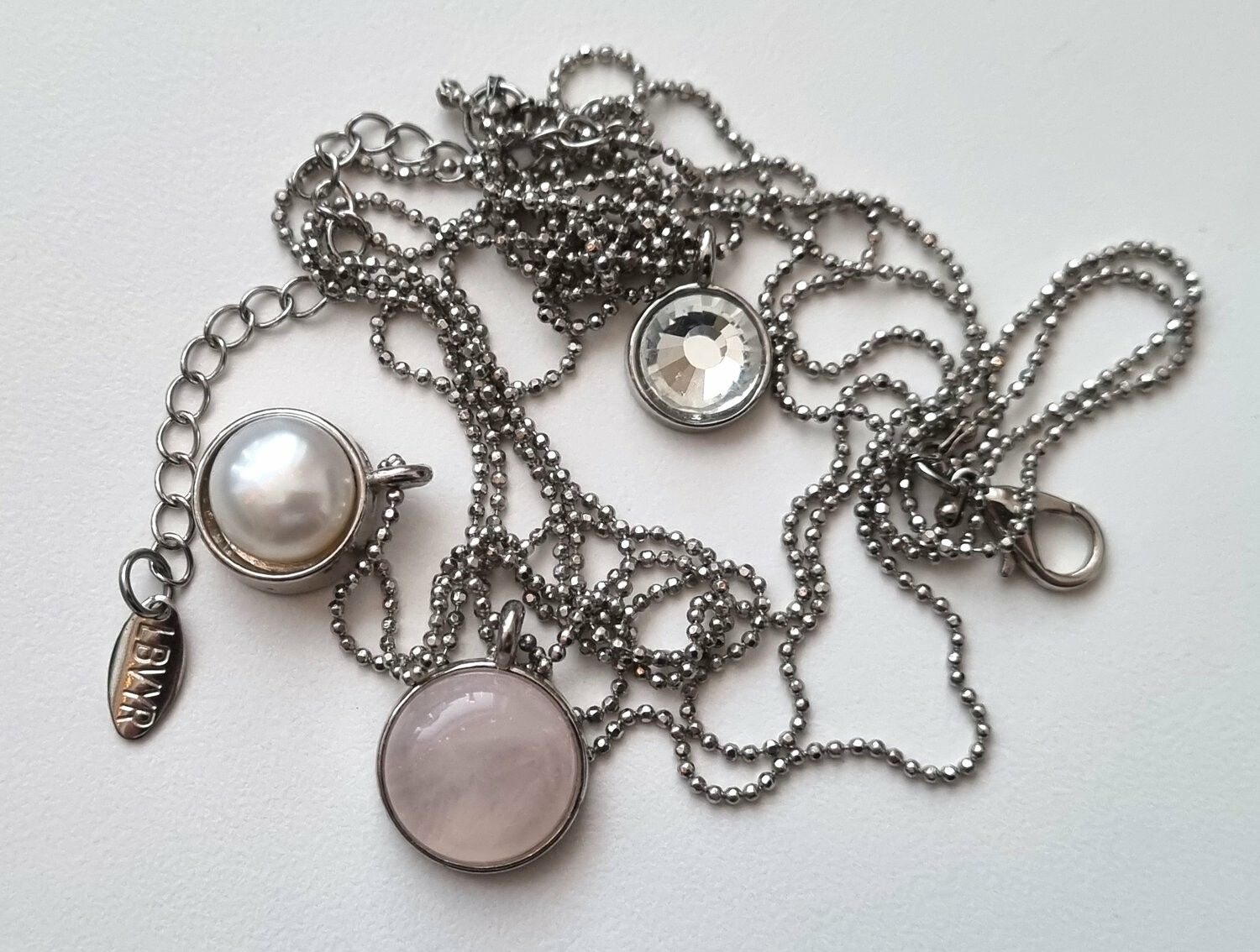 Halsband med tre runda berlocker