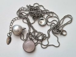 Halsband med tre runda berlocker