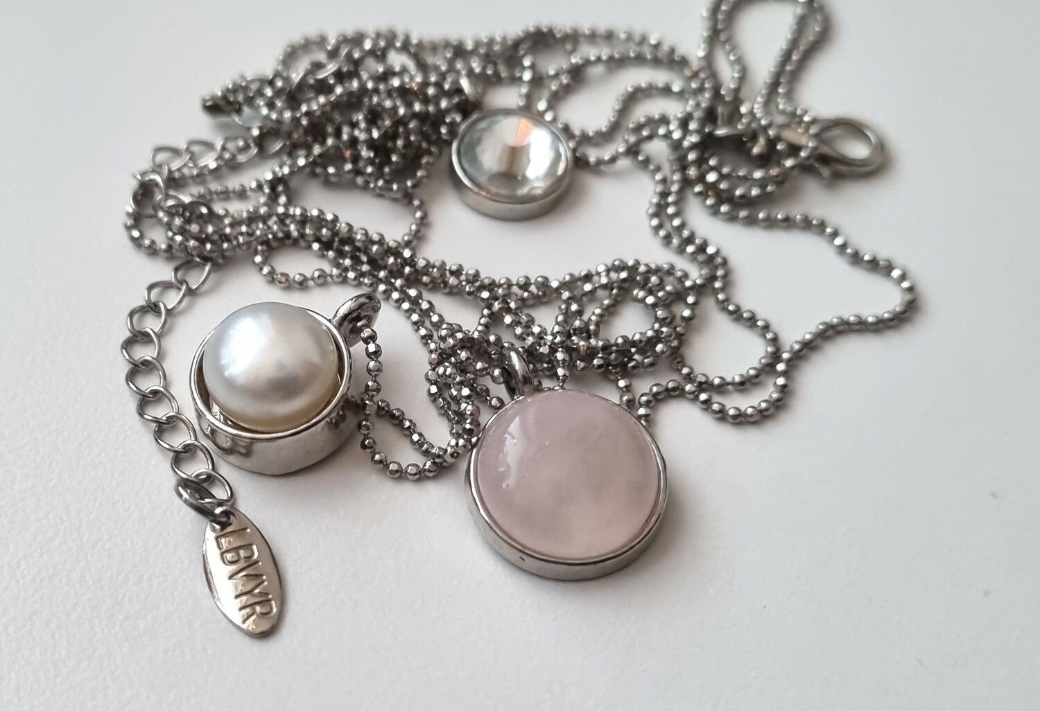 Halsband med tre runda berlocker