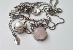 Halsband med tre runda berlocker
