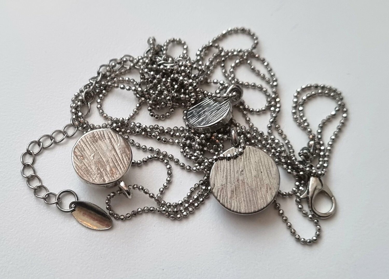 Halsband med tre runda berlocker
