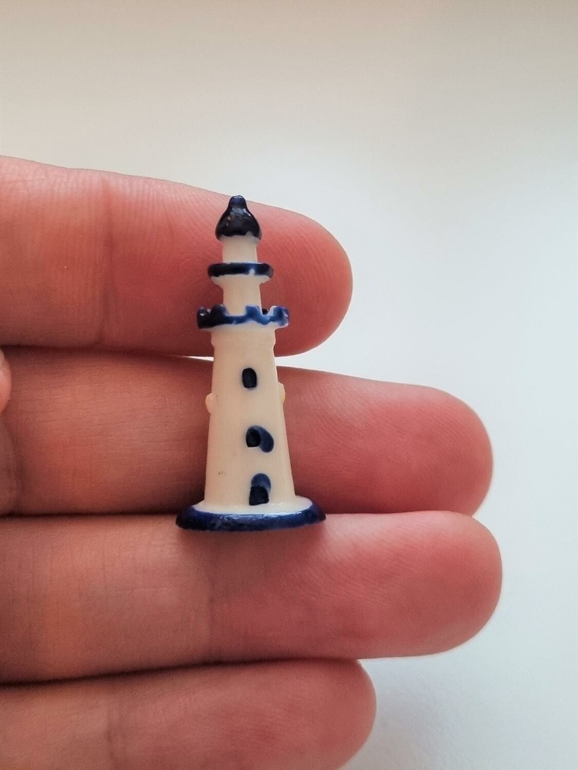 Handmålad liten fyr, miniatyr för dockskåpet, tittskåp