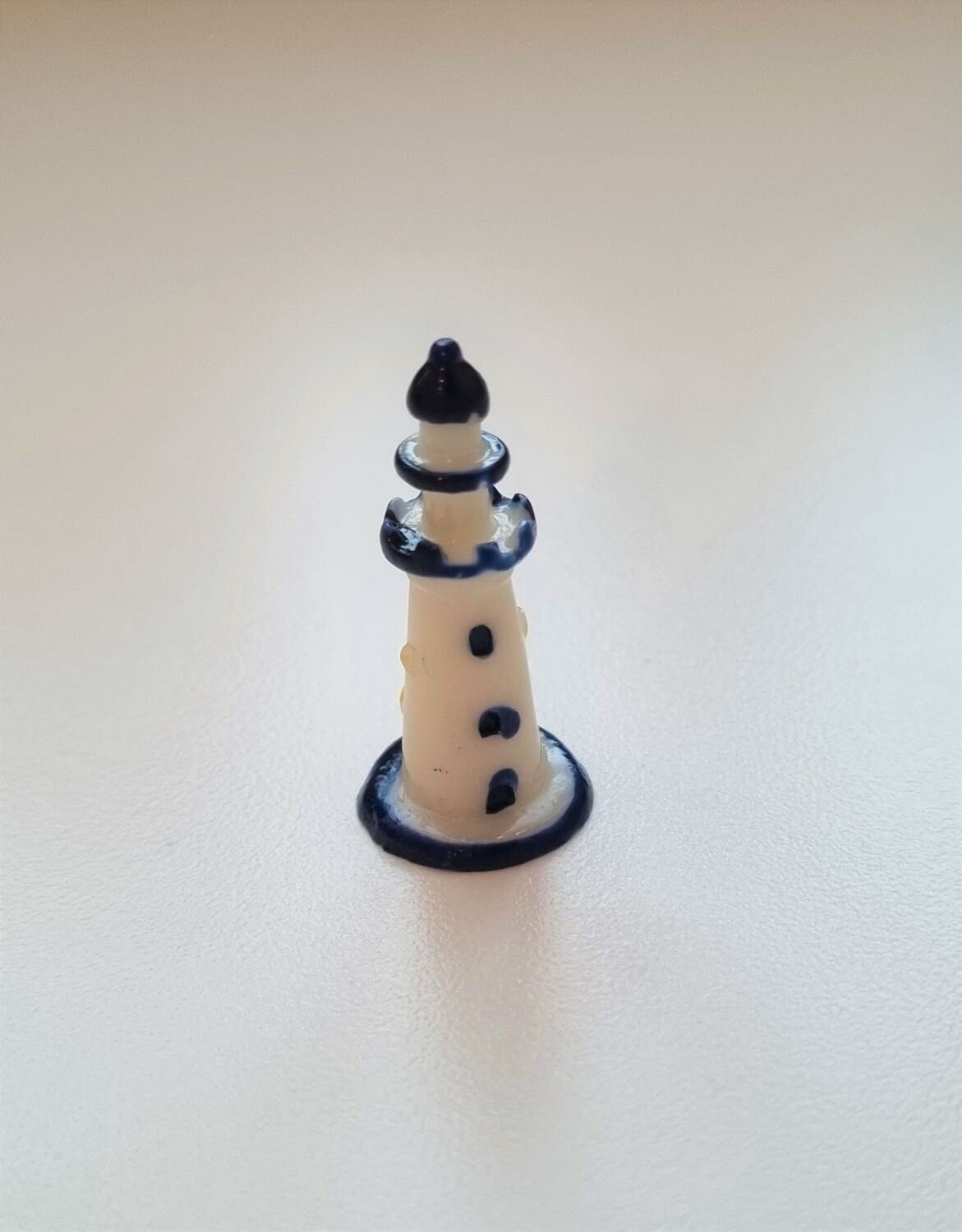 Handmålad liten fyr, miniatyr för dockskåpet, tittskåp