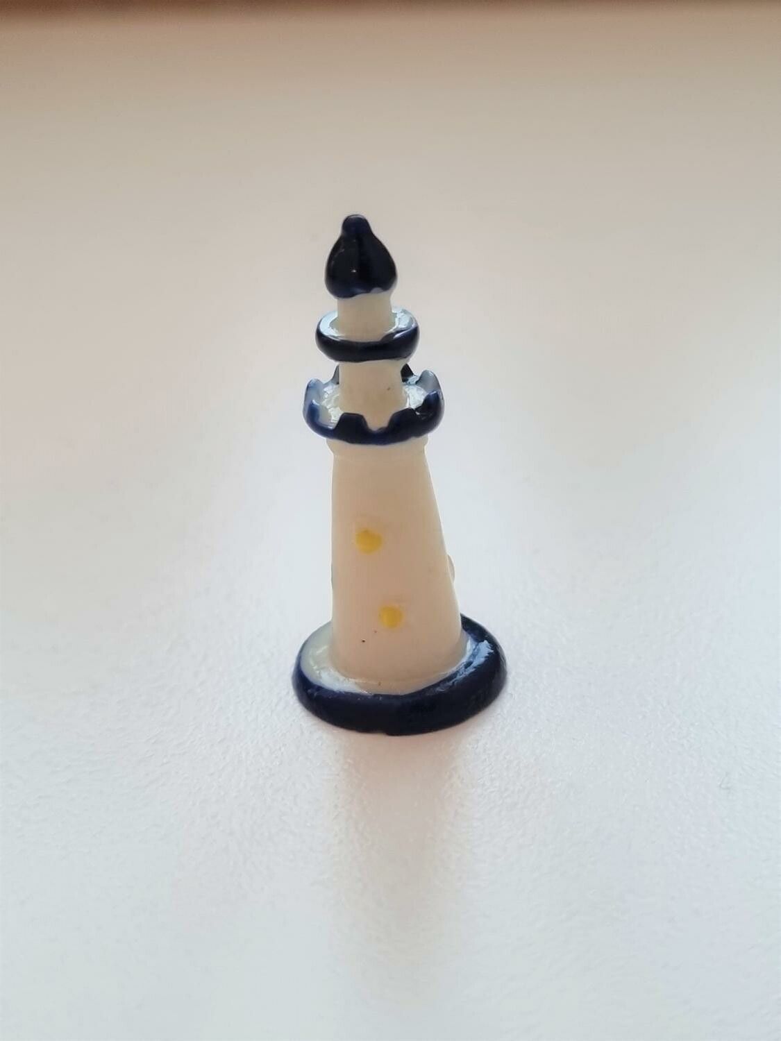 Handmålad liten fyr, miniatyr för dockskåpet, tittskåp