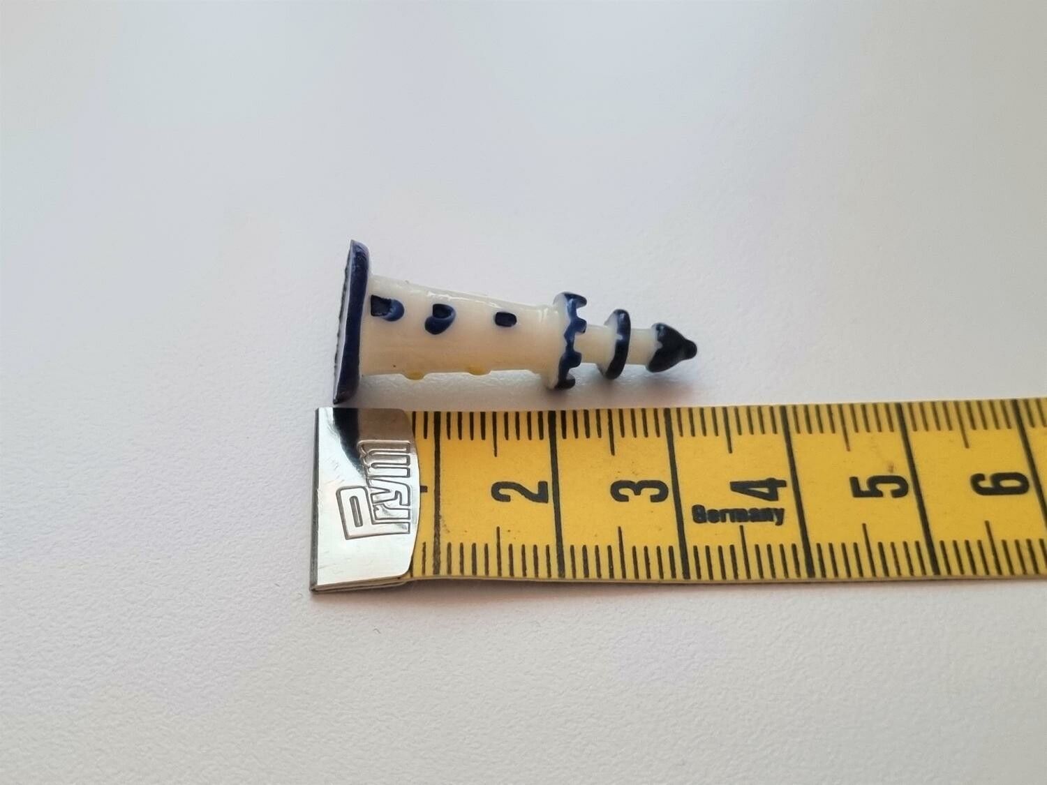 Handmålad liten fyr, miniatyr för dockskåpet, tittskåp