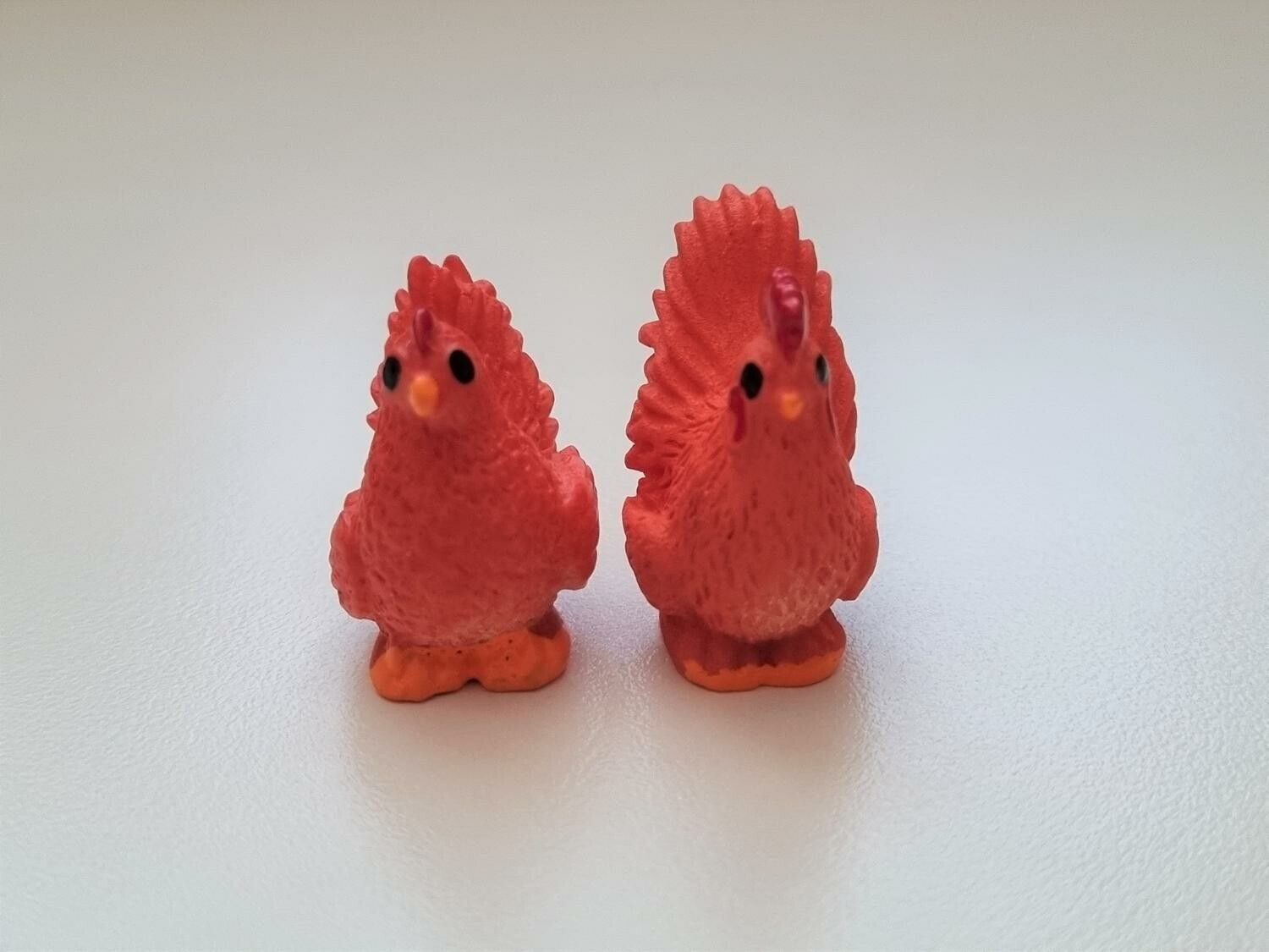 Tupp och höna. Miniatyrer / figuriner för dockskåpet, tittskåp mm