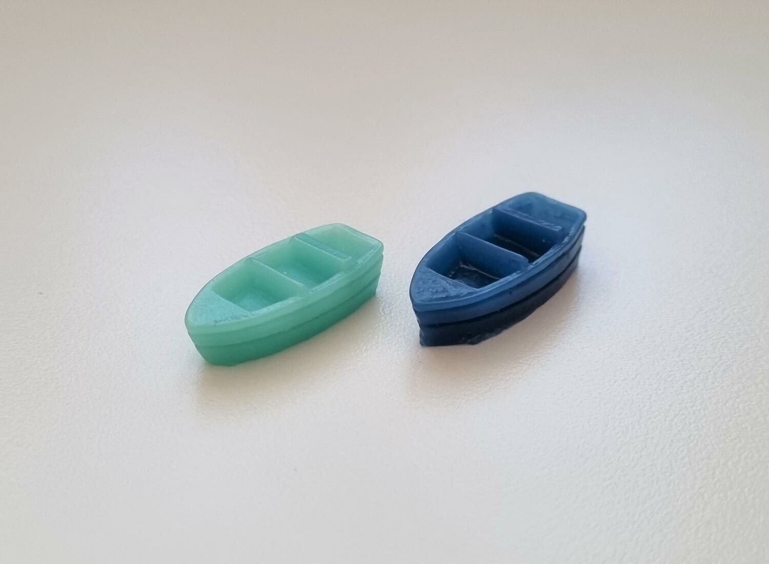 2 st små båtar. Miniatyrer / figuriner för dockskåpet, tittskåp mm