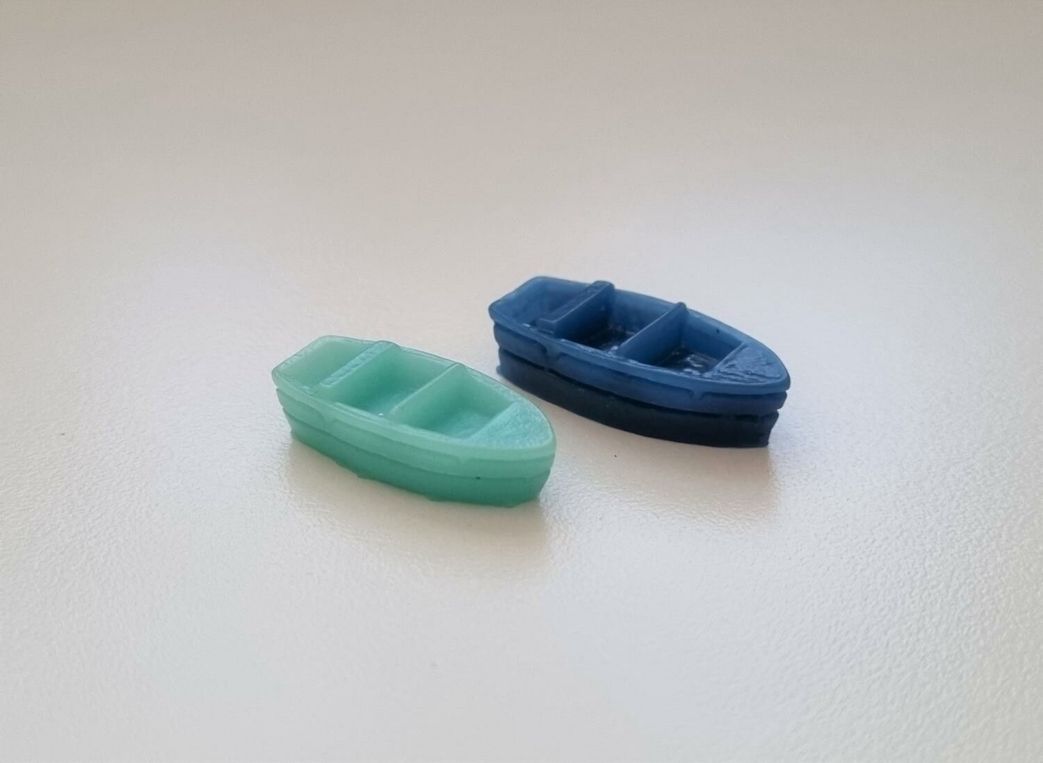 2 st små båtar. Miniatyrer / figuriner för dockskåpet, tittskåp mm