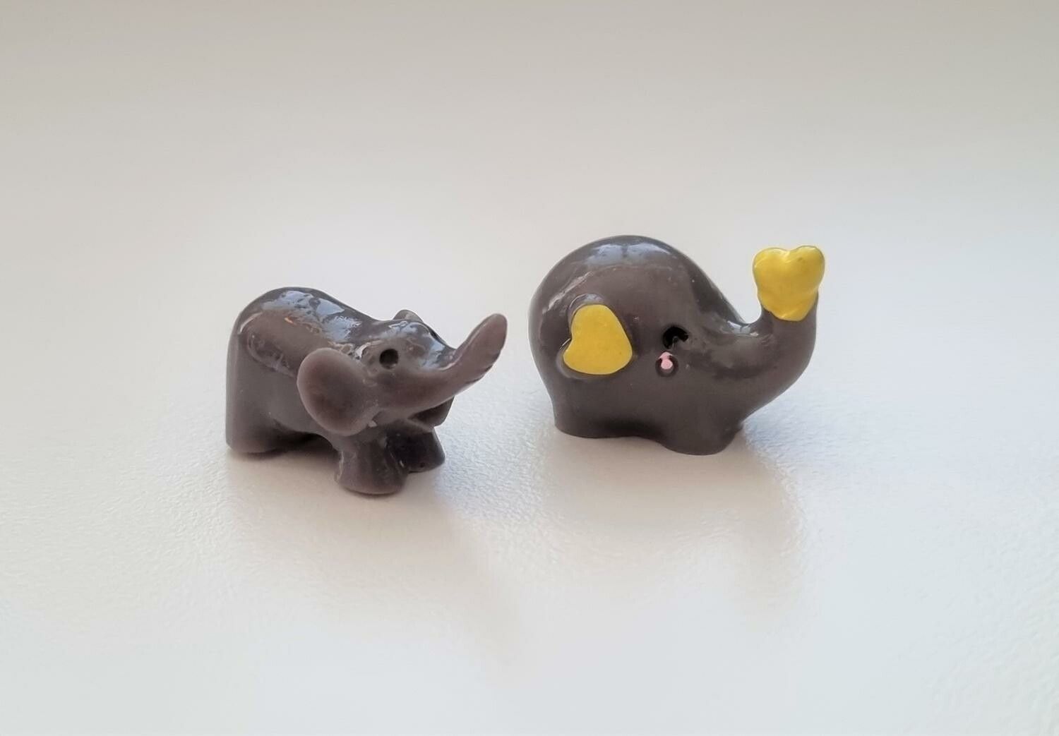 2 st elefanter. Miniatyrer / figuriner för dockskåpet, tittskåp mm