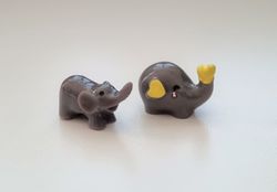 2 st elefanter. Miniatyrer / figuriner för dockskåpet, tittskåp mm