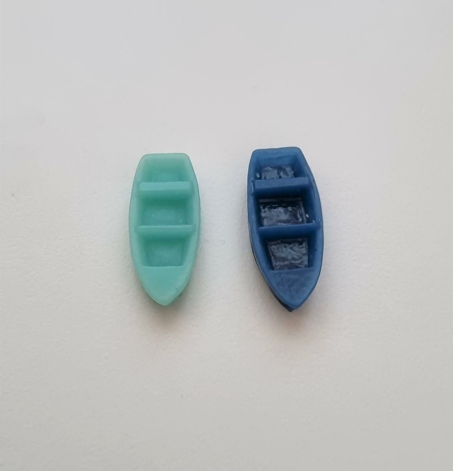 2 st små båtar. Miniatyrer / figuriner för dockskåpet, tittskåp mm