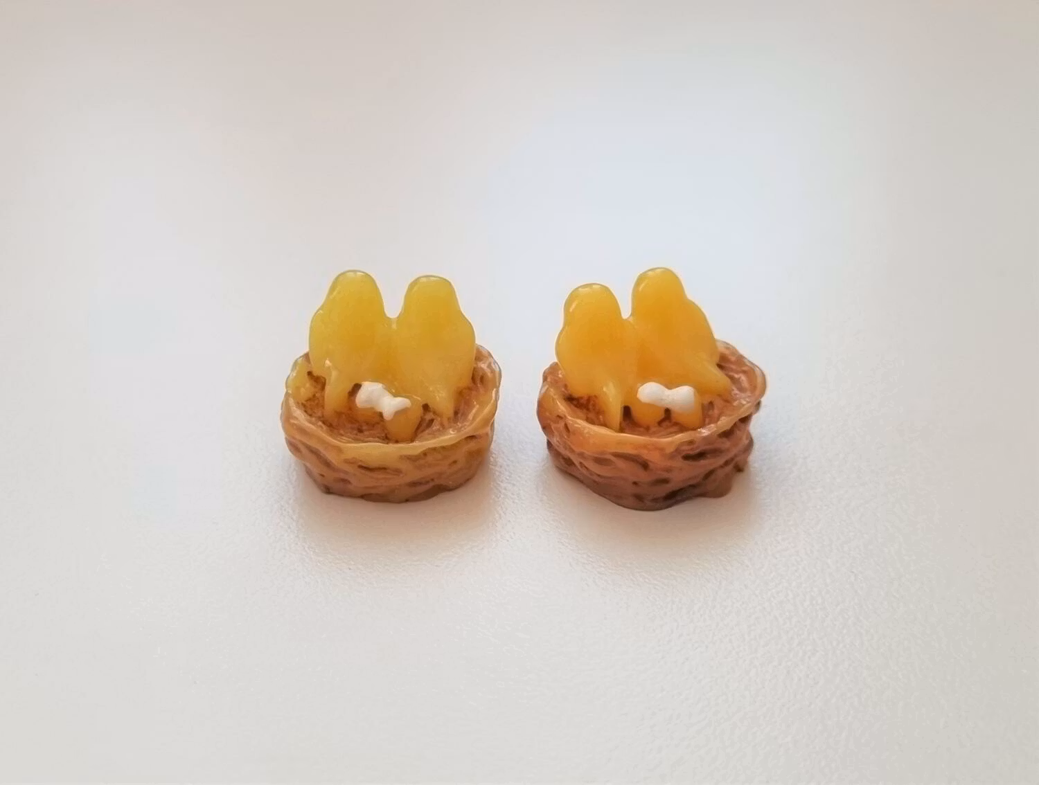 Fåglar i näste. Miniatyrer / figuriner för dockskåpet, tittskåp mm
