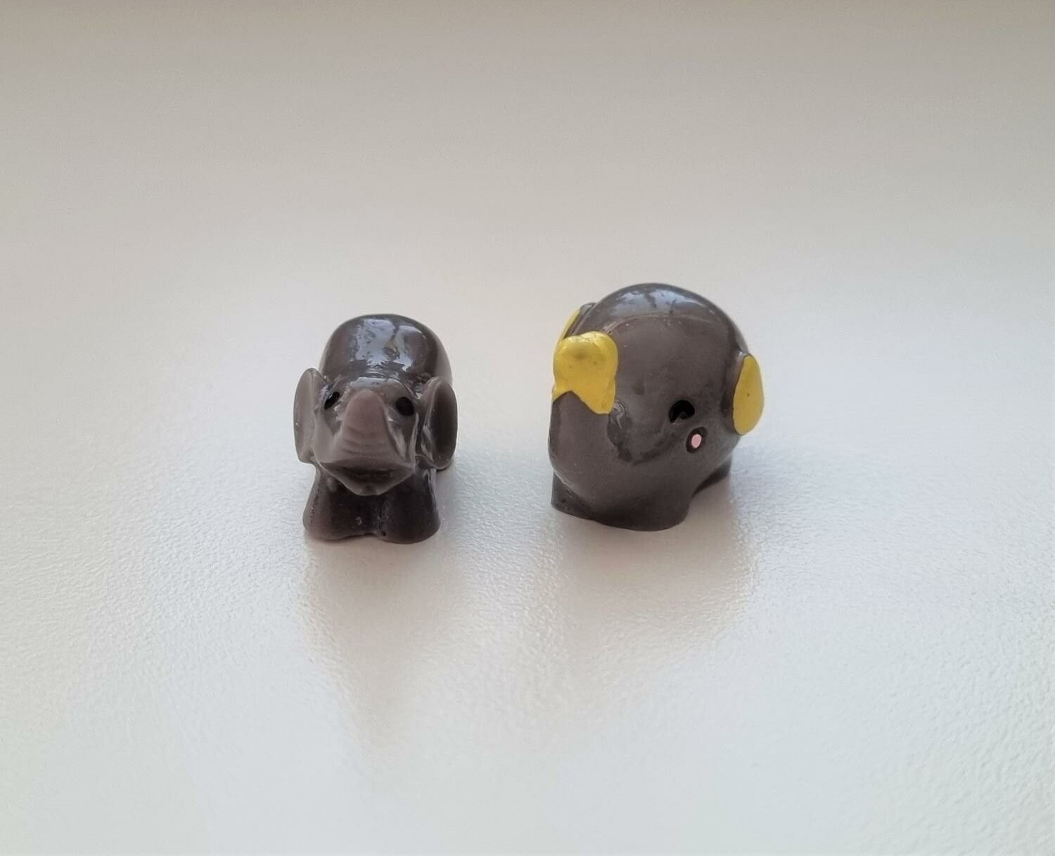 2 st elefanter. Miniatyrer / figuriner för dockskåpet, tittskåp mm