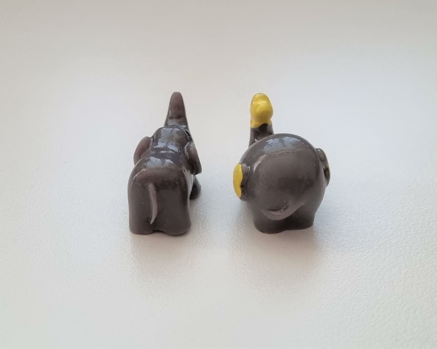 2 st elefanter. Miniatyrer / figuriner för dockskåpet, tittskåp mm