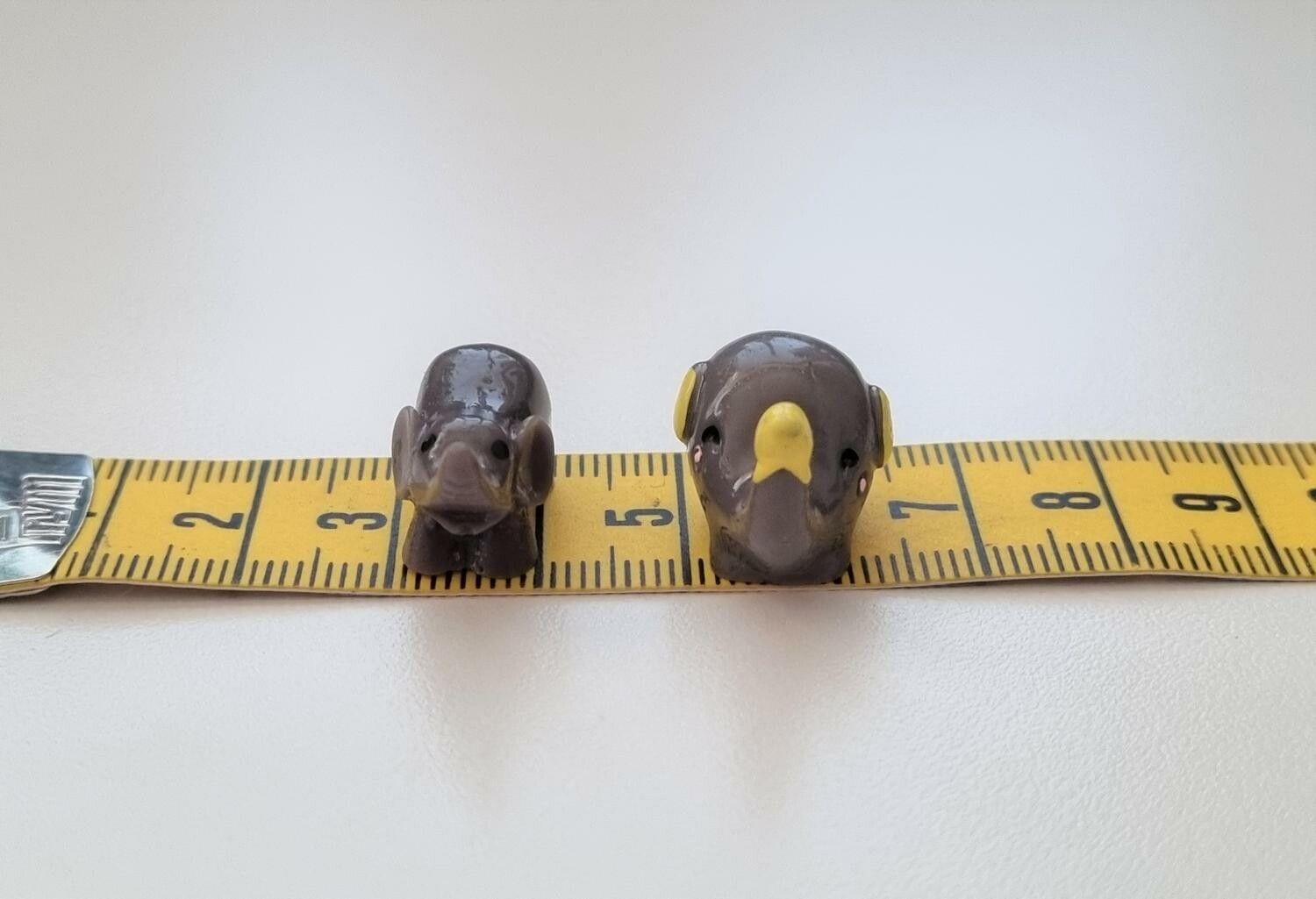 2 st elefanter. Miniatyrer / figuriner för dockskåpet, tittskåp mm