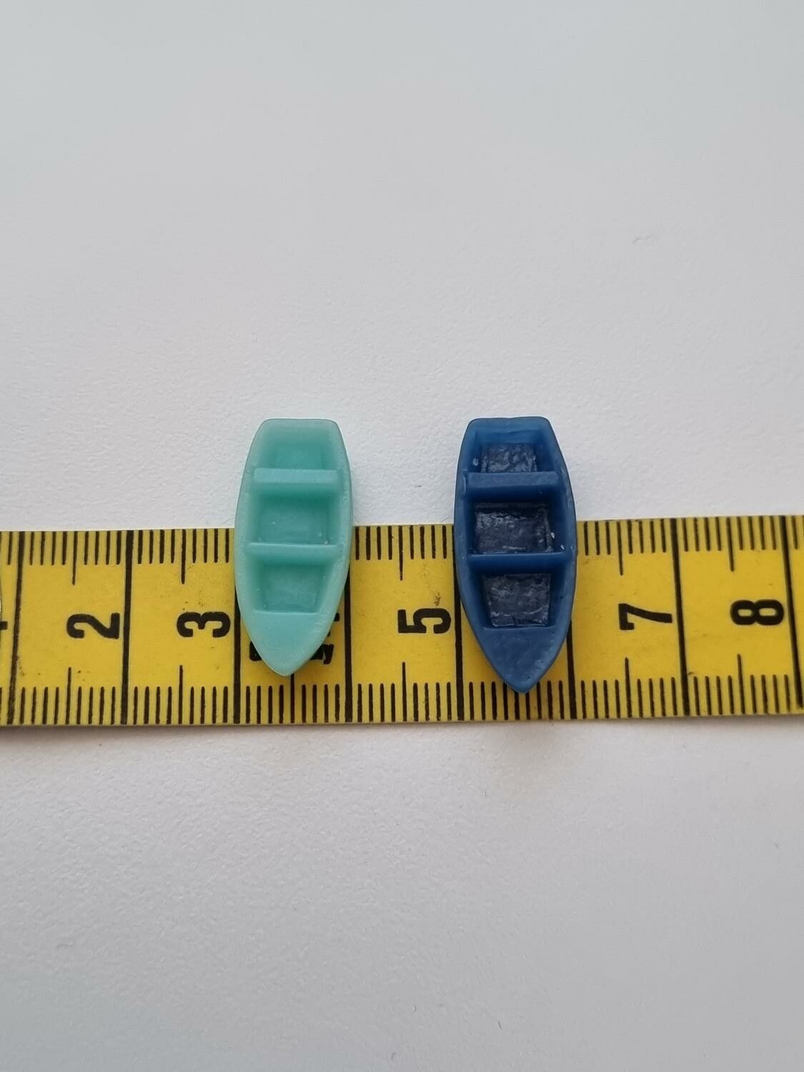 2 st små båtar. Miniatyrer / figuriner för dockskåpet, tittskåp mm