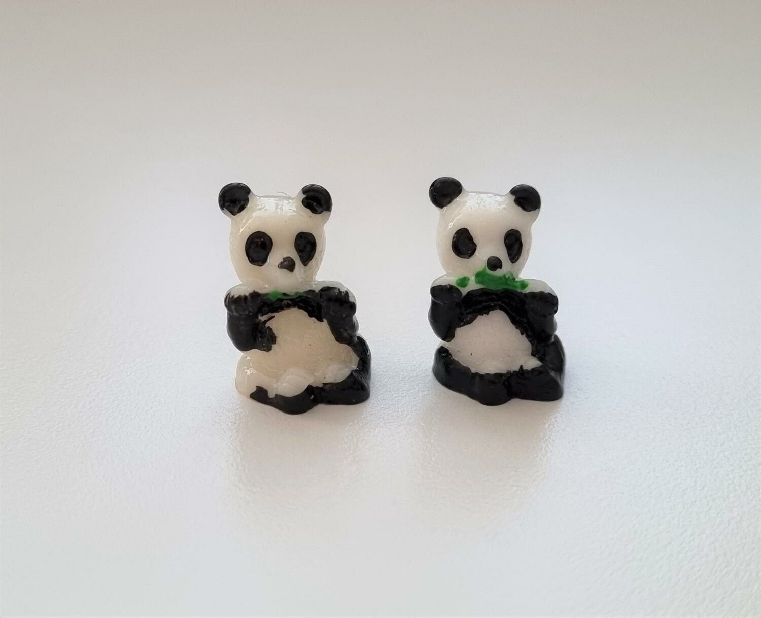2 st pandor. Miniatyrer / figuriner för dockskåpet, tittskåp mm