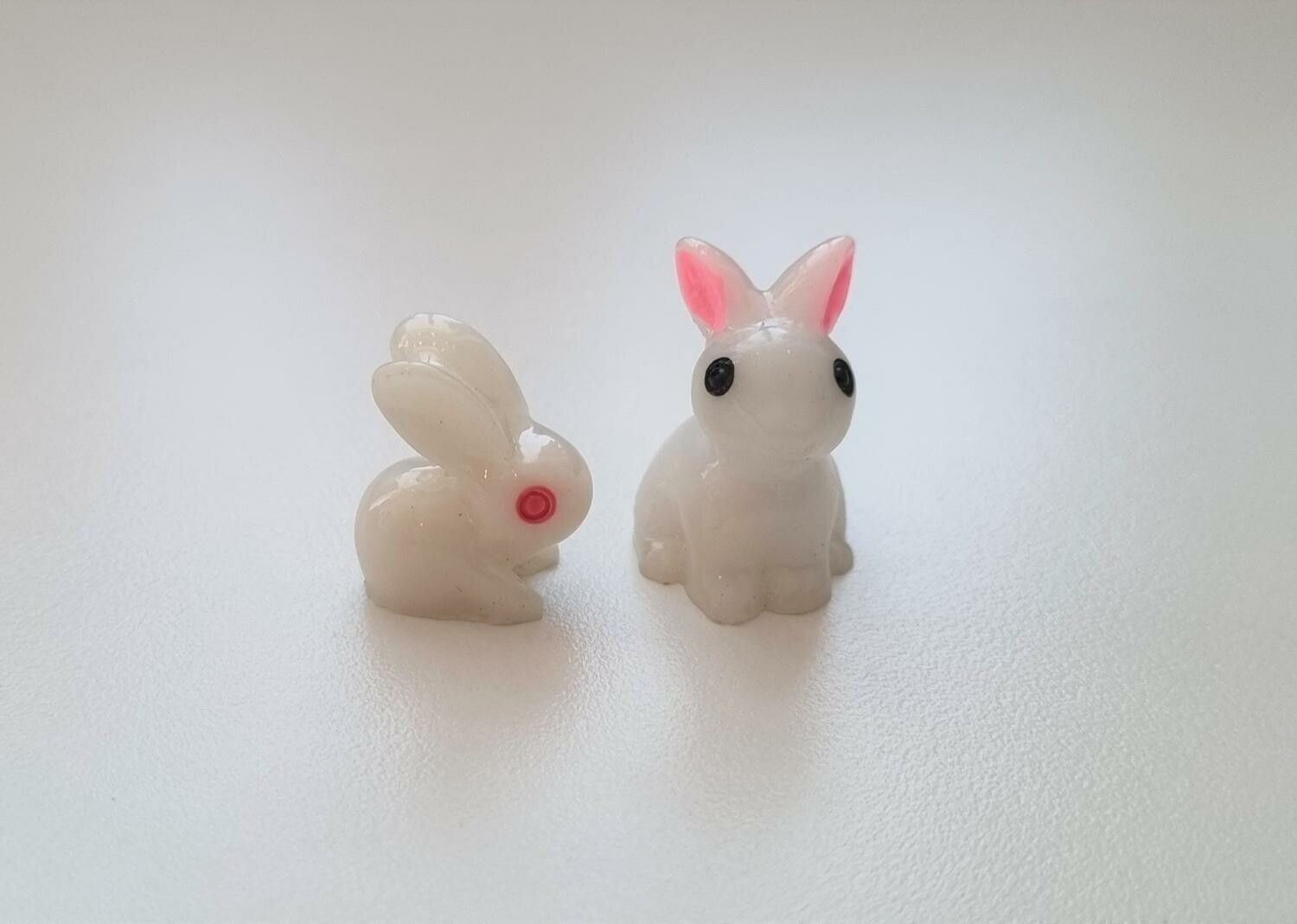 2 st handmålade kaniner. Miniatyrer / figuriner för dockskåpet, tittskåp mm
