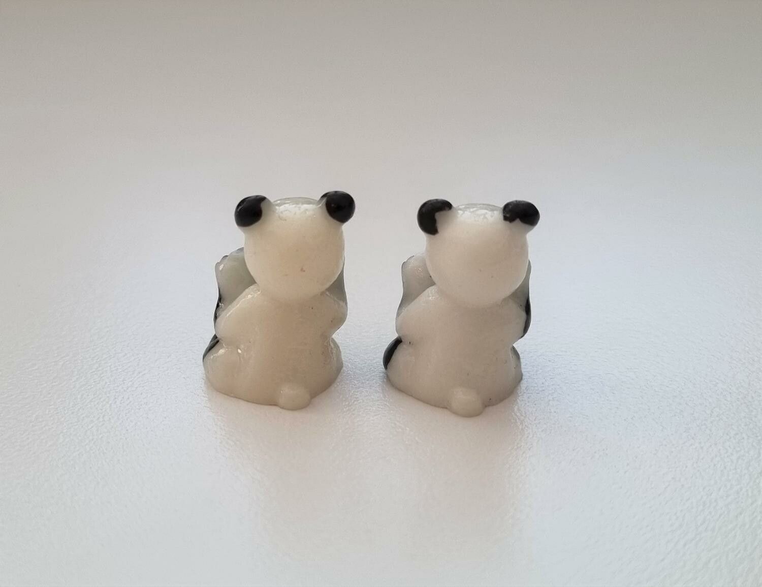 2 st pandor. Miniatyrer / figuriner för dockskåpet, tittskåp mm