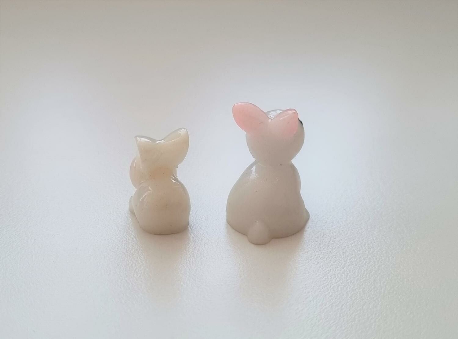 2 st handmålade kaniner. Miniatyrer / figuriner för dockskåpet, tittskåp mm