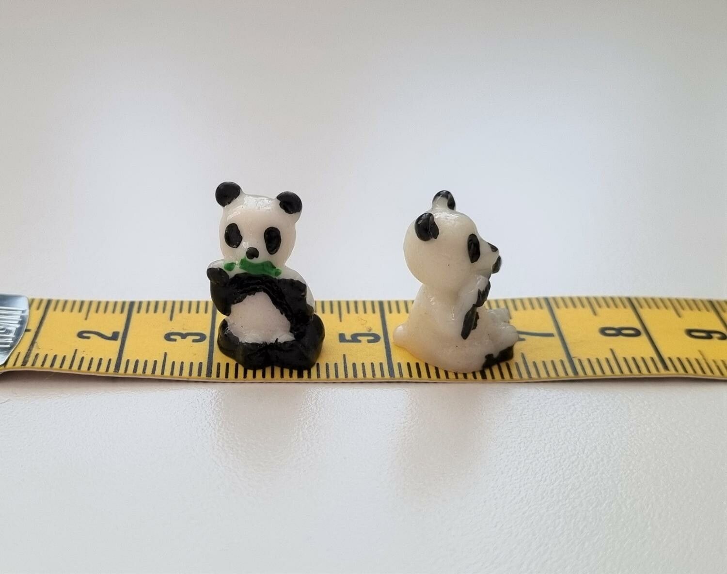 2 st pandor. Miniatyrer / figuriner för dockskåpet, tittskåp mm