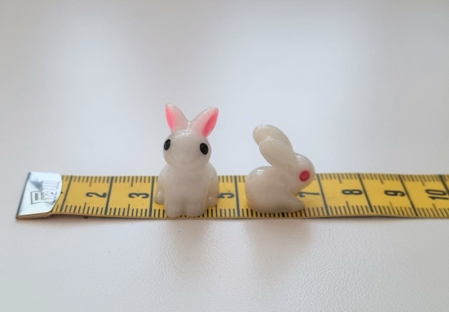 2 st handmålade kaniner. Miniatyrer / figuriner för dockskåpet, tittskåp mm
