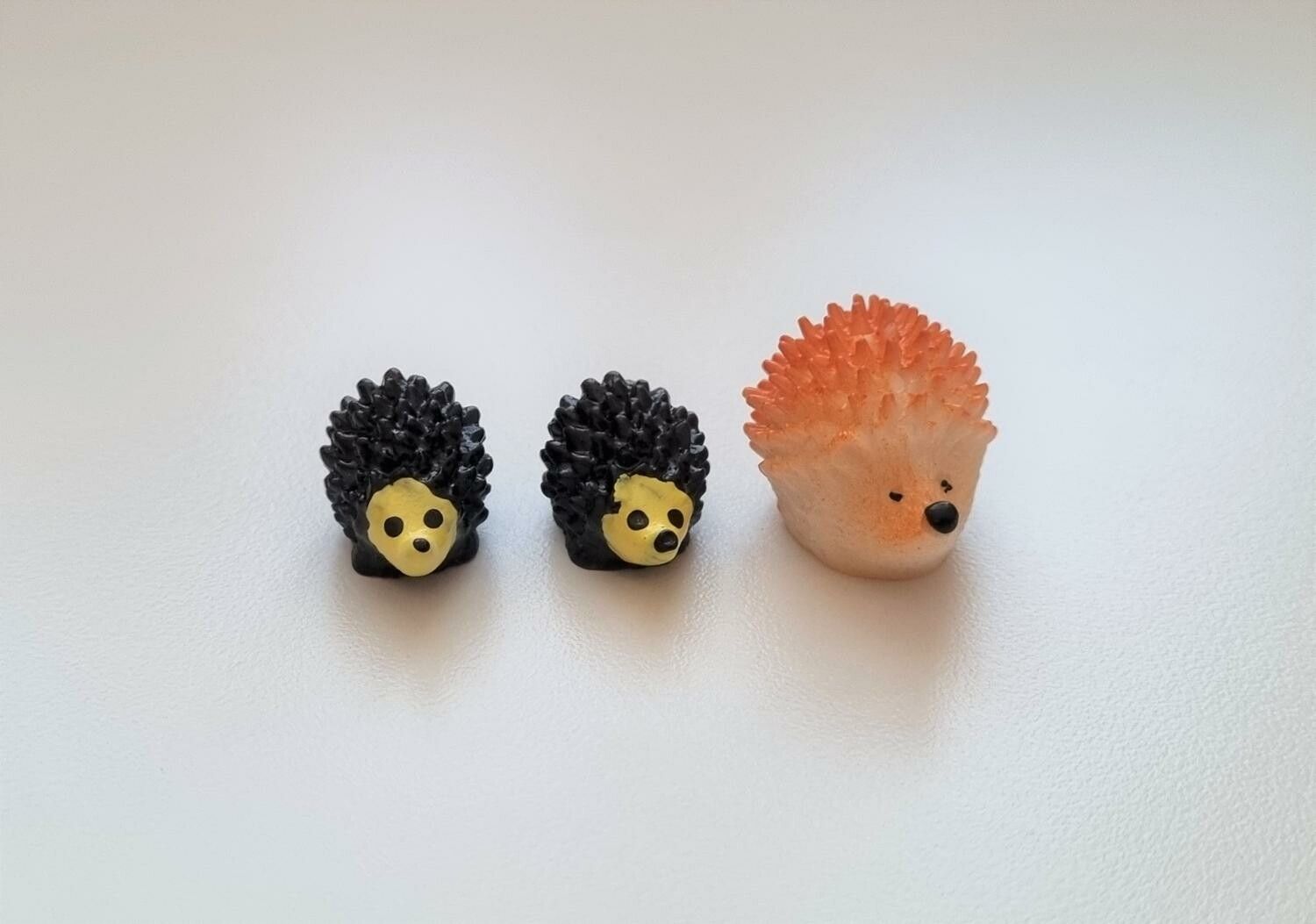 2 st små igelkottar. Miniatyrer / figuriner för dockskåpet, tittskåp mm