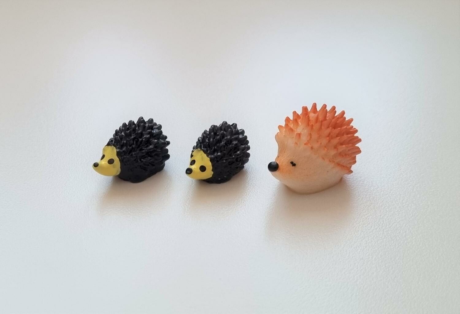 2 st små igelkottar. Miniatyrer / figuriner för dockskåpet, tittskåp mm